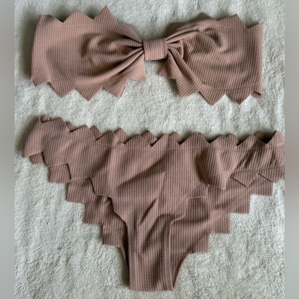 Marysia Scalloped Bandeau Bikini
Set in Tan